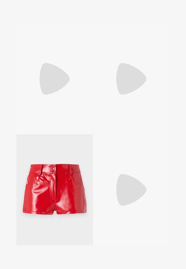 Tumši pelēks vienpiedurknes tops, kas izgatavots no mīkstas auduma. Iezīmējas ar savilktu tekstūru un drapēšanas dizainu, kas nodrošina pieguļošu siluetu.; Sarkani mākslīgās ādas šorti ar spīguļošu apdari, ar augstu jostasvietu, priekšējām kabatām un šuvju detaļām. Strukturēts, pieguļošs dizains.; Brūni lakoti augstpapēžu apavi ar smailu purngalu un izgriezumiem sānos, ar plānu papēdi un gludu virsmu.; Melnas lakotas ādas rokassomi ar taisnstūra formu, ķēdes siksnu un izteiksmīgu metāla aksesuāru centrā. Gluda tekstūra.