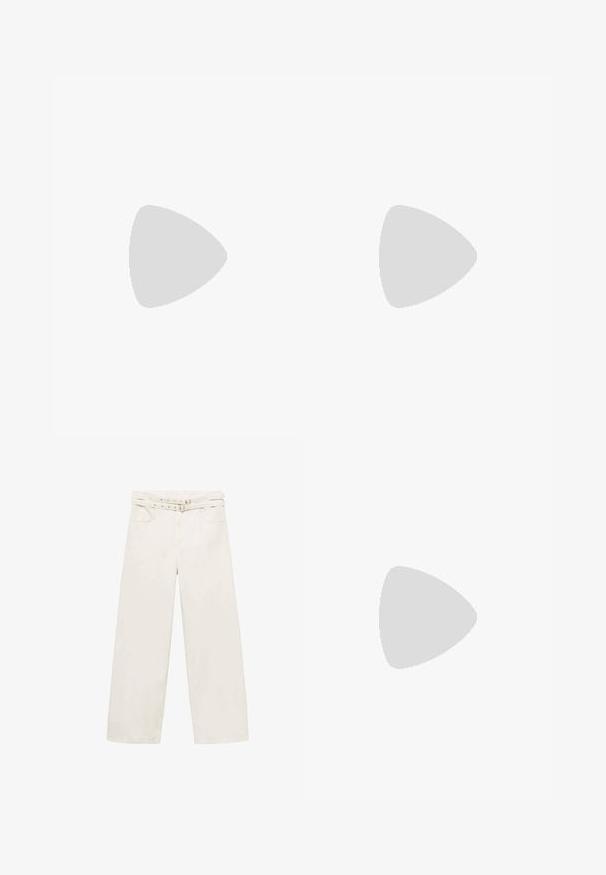 Witte oversized t-shirt gemaakt van katoen. Kenmerkt zich door een ronde hals en korte mouwen, met een soepele textuur en eenvoudig ontwerp.; Harembroek in crème kleur van katoen. Heeft een ceintuurlijn, rits en twee zijzakken. Glad textuur, minimale stiksels.; Zwarte lederen vlakke schoen met een puntige neus ontwerp, voorzien van witte stippen en een zilveren gespaccent op de band.; Houten ring met metalen studs, donkerbruine kleur, gestructureerd oppervlak. Zilvergekleurde gladde bandring, eenvoudig ontwerp.