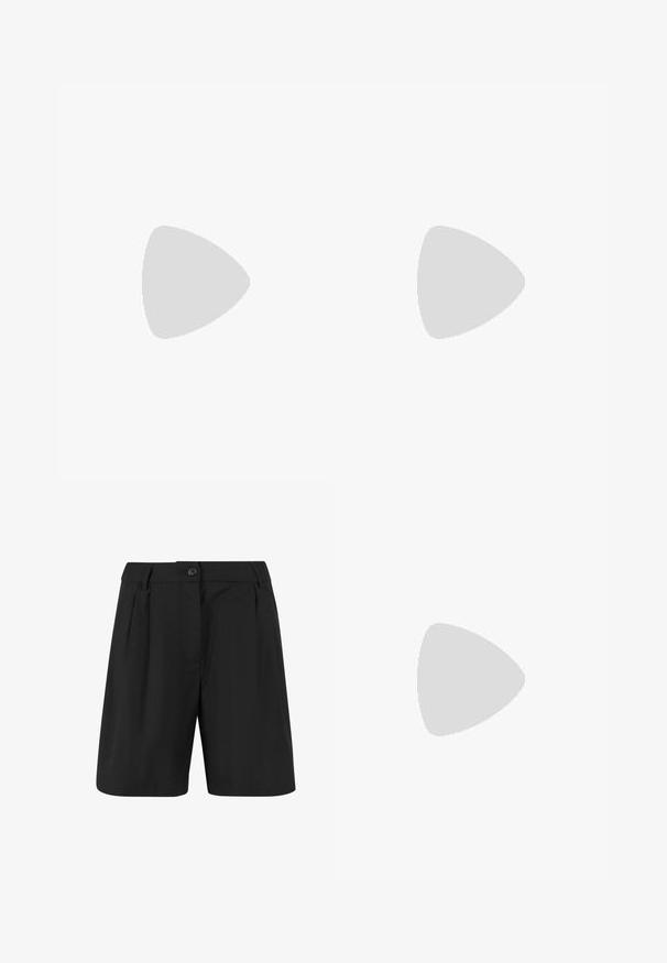 Zwarte katoenen T-shirt met ronde hals en korte mouwen. Bevat een wit label op de voorkant met bedrukte cijfers en een cirkelvormig logo.; Zwarte shorts met een op maat gemaakte ontwerp, met voorplooien, een vlakke voorkant en een enkele knoopsluiting. Gladde stof textuur.; Witte flip-flops met een gestructureerde zool en twee dunne banden. De banden zijn glad met subtiele branding. Geen patronen of extra accenten.; Bruine suède schoudertas met twee lange schouderbanden, zachte textuur en gladde oppervlakte. Kenmerkt zich door een ruime, flexibele vorm.