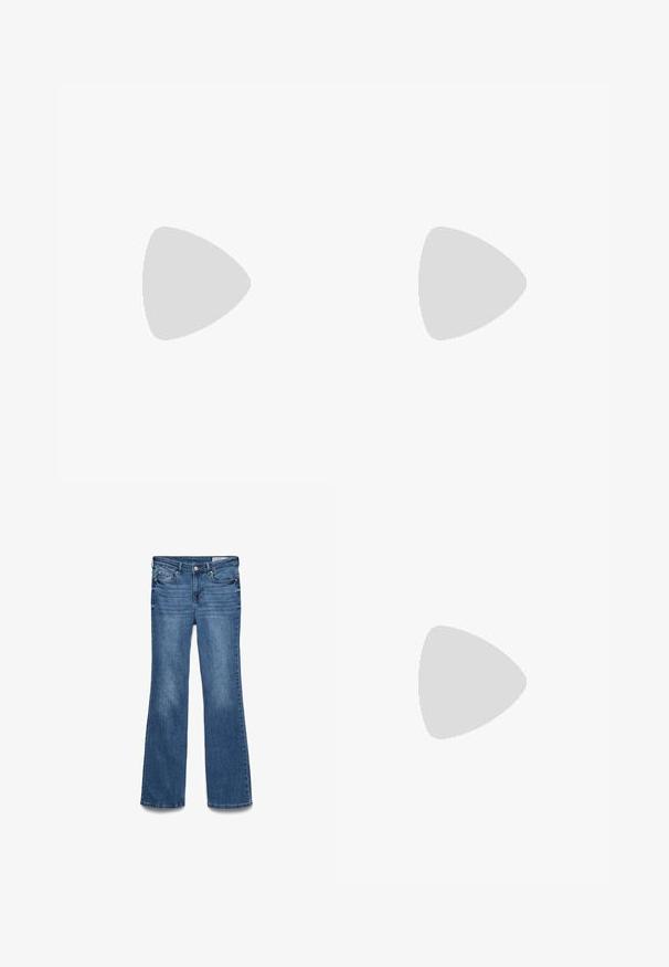 Krämfarvet bomulds T-shirt med et collage af hav-tema grafikker, inklusive skaller, en hummer og marine planter.; Blå denim bukser med vidde i bunden og normal taljehøjde, to forreste lommer og en stikning i taljebåndet. Blød tekstur og traditionelt femlommers design.; Sorte flade sko med en lille sløjfedetalje ved tåen, parret med mørkebrune ribbede strømpebukser. Skoene har en glat overflade og lav profil.; Hvid rektangulær clutch-taske lavet af skinnende materiale, med en sølv kædetransport. Modellen poser, mens hun fremviser tasken mod en ensfarvet baggrund.