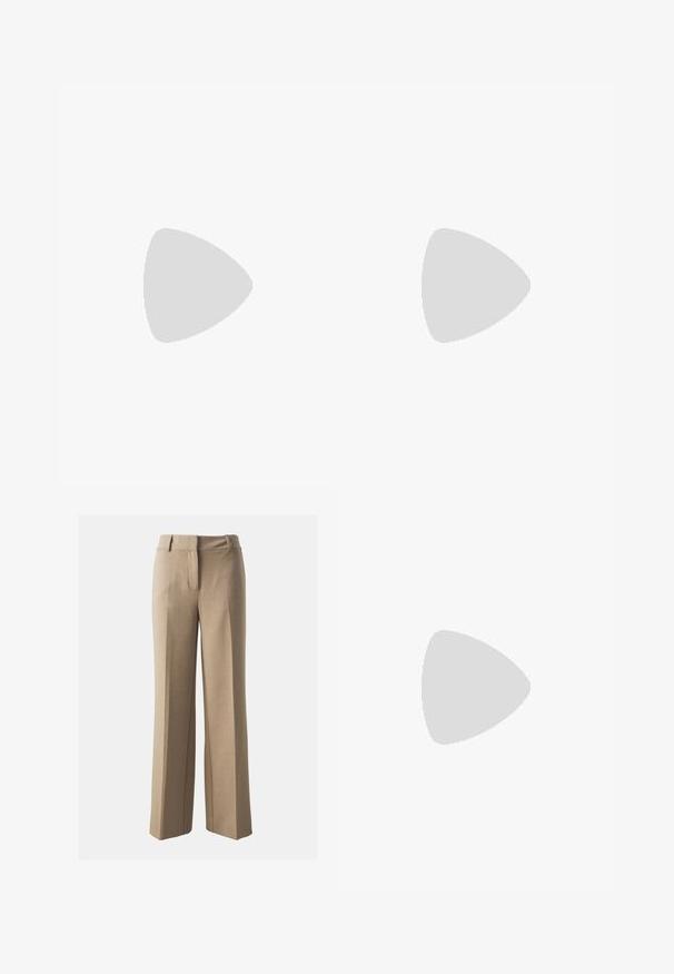 Fehér, hosszú ujjú póló, puha pamutból készült. Kerek nyakkivágással és testhezálló ujjal rendelkezik. Simább textúrája és sima dizájnja van.; Beige, bő szárú nadrág sima anyagból, szabott derékkal és elülső pliszékkal. Tiszta dizájn jellemzi, látható zsebek vagy díszítés nélkül.; Fekete bőr magassarkú cipő, lekerekített orral és közepes blokk sarkú. Simább textúrájú, minimális díszítéssel, finom elasztikus nyílással.; Fekete bőr válltáska sima felülettel, ívelt formával, állítható pánttal és cipzáras záródással. Minimalista dizájn díszítmények nélkül.