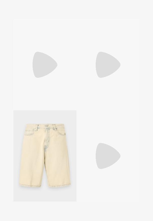 Zwarte katoenen T-shirt met korte mouwen, ronde hals en kleine witte grafische tekst op de linkerborst. Eenvoudig, regulier pasvorm ontwerp.; Beige denim shorts met een rechte snit, vijf zakken en riemlussen. Heeft een licht vervaagde uitstraling met stikselaccenten.; Witte flip-flops met een gestructureerde voetbed, slanke bandjes en een veelkleurige accentlijn op de zool. Voorzien van een logo op het bandje.; Zwarte zonnebril met rechthoekige montuur, grijs getinte glazen en een uitgesneden ontwerp bij de neusbrug. Strak, glanzend kunststof materiaal met smalle veren.