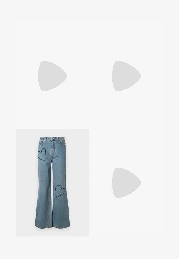 Sleeveless top in cream fabric featuring a keyhole neckline adorned with decorative leaf-shaped embellishments. Simple cut and smooth texture.; Light blue denim flared jeans featuring two dark blue heart patches on the front. Classic five-pocket design with a button closure.; Stuart Weitzman EMILIA MARY JANE FLAT - Ankle strap ballet pumps - black; Black leather bucket bag with a textured finish, gold hardware accents, and an open top. Features a short handle and adjustable shoulder strap.