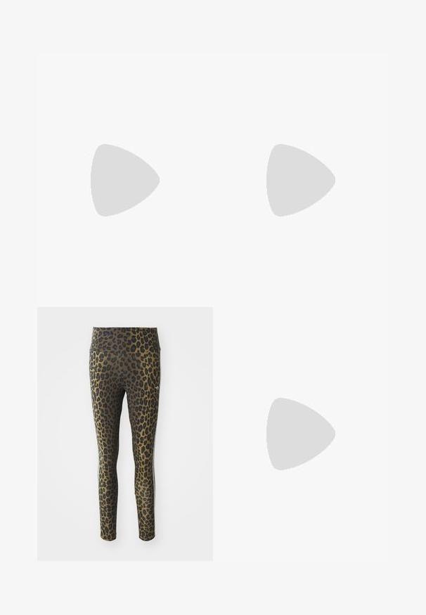 Leopardprint langsl sleeve crop top in bruin en zwart, met een hoge hals en een strakke, gladde textuur. Subtiele logo-detail aan de rand.; Leggings met luipaardprint, voorzien van een hoge tailleband, rekbare stof en zwarte accenten op een lichtbruine basis, ontworpen voor comfort en pasvorm.; Witte platte schoenen met een zwarte bies en zool, gecombineerd met lichtpaarse geribde sokken met witte kruislings banden. Geplaatst op een groene achtergrond.; Bruine oversized rechthoekige bril met heldere lenzen en een lichte roze tint op de rechterlens. Kunststof montuur met een fijne textuur.