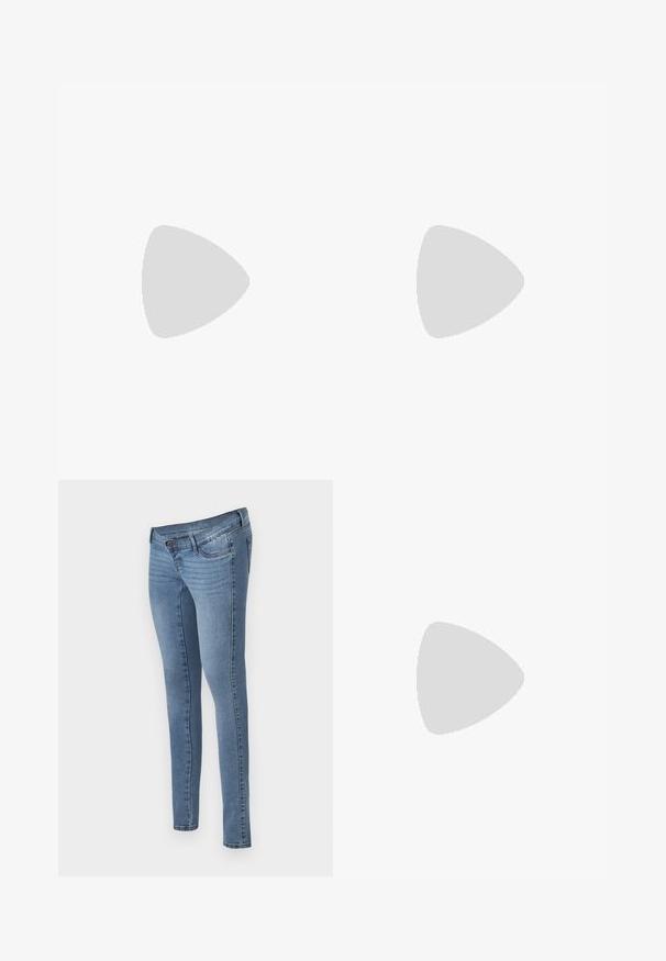 Melns garām piedurknēm grūtniecības krekls ar baltu tekstu "Gaidām mazo elfu", apakšā zaļas un sarkanas elfu kurpes. Mīksts kokvilnas materiāls.; MAMALICIOUS MLAUKIE - Ļoti pieguloši džinsi - medium blue denim; Baltie sporta apavi ar gludu sintētisku augšpusi, perforētu pirkstu daļu, plakani šņorēm un rakstainu zoli, novietoti uz koka virsmas.; Brūns mākslīgās ādas pleca soma ar izliekta forma, minimāls šuvums un zelta toņa aparatūras akcenti. Aprīkota ar augšējo rāvējslēdzēju un regulējamu siksnu.