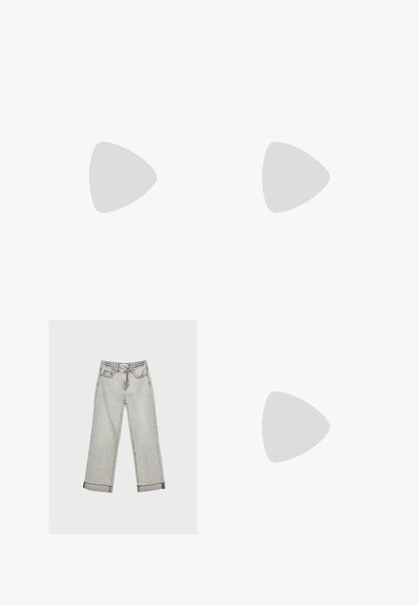 Hellgraues Kurzarm-T-Shirt mit Rundhalsausschnitt und leichter seitlicher Raffung, flach auf einem weißen Hintergrund ausgelegt.; Graue Denim-Jeans mit weitem Beinschnitt und hoher Taille, ausgefranstem Saum und kontrastierenden Nähten. Verfügt über fünf Taschen und einen klassischen Knopfverschluss.; Schwarze Sandale mit Riemchen, quadratischer Zehenform und niedrigem Blockabsatz. Verfügt über mehrere dünne Riemen und einen verstellbaren Knöchelriemen. Hergestellt aus glattem Leder.; Beige Lederhandtasche mit einer einzigartigen Form, die zwei kurze Henkel und einen langen verstellbaren Riemen aufweist. Glatte Textur mit minimalen Hardware-Elementen.