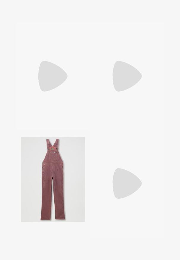 Gekürztes Langarmshirt mit hellgrauem Körper und dunkelgrauen Ärmeln. Mit einem Sonnenmotiv in Beige auf der Brust. Aus Baumwollmaterial.; Rotgestreifter Denim-Latzhose mit verstellbaren Schulterträgern, großer Fronttasche und Seitentaschen. Verfügt über Metallbeschläge und einen gestickten Saum.; Weiße Ledersneaker mit beigen Wildlederakzenten, perforierte Zehenbox, flache Schnürsenkel und eine strukturierte cremefarbene Sohle. Mit dezentem Branding an der Ferse.; Schwarze Stoffhandtasche mit geraffter Textur, zwei Schulterträgern und Kordelzugverschluss an den Seiten. Glattes, leichtes Material.