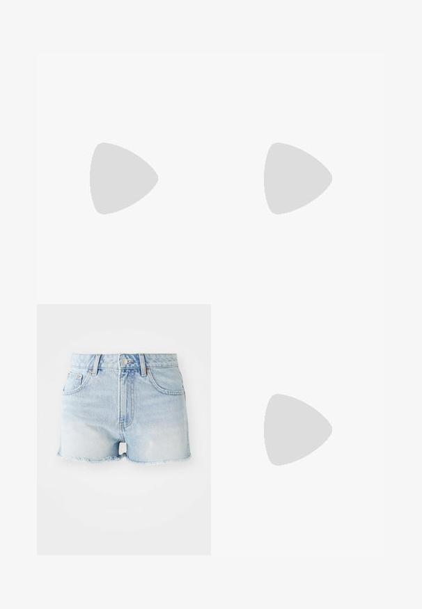 Hvidt linned crop top med justerbare spaghetti-stropper og en frontbinding. Har en udvidet søm for en afslappet pasform.; Lette blå denimshorts med høj talje, frynset kant, for- og baglommer samt knap i kobberfarve.; Sorte patentlæder loafers med en kraftig sål, prydet med dekorativt sølvhardware. Kombineret med gennemsigtige ankestrømper med prikker.; Sorte metalrammesolbriller med mørke linser, katteøjeform og sorte templer med en regnbueaccent på den ene side.