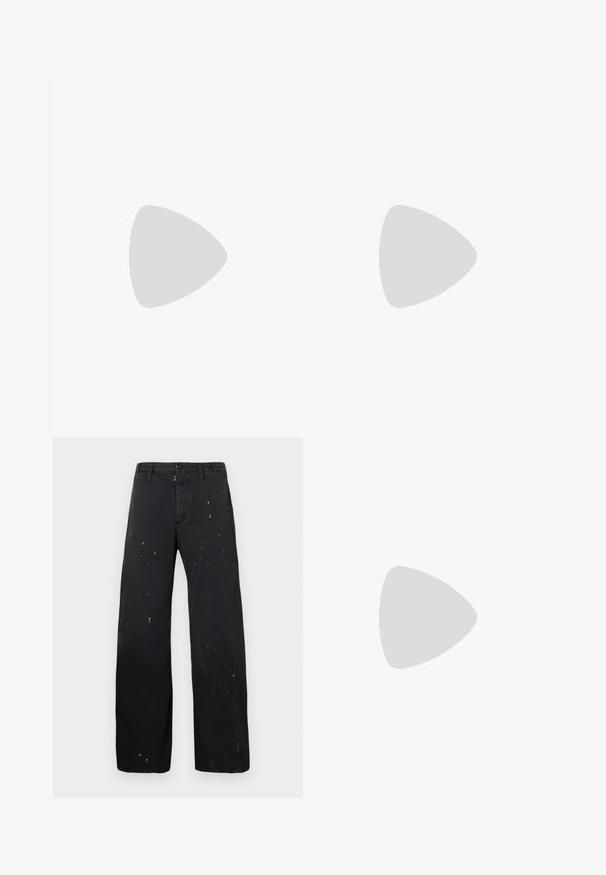 Világos bézs, testhezálló, pamutból készült cropped top, egyenes dekoltázzsal, minimális varrási részletekkel és egy kis piros logóval az elején.; MM6 Maison Margiela PANTS - Laza szabású farmerek - black; Fekete bőr bokacipő sima textúrával, hegyes orral és vastag, magas sarkával. Oldalnyílással és minimalista dizájnnal rendelkezik.; Fekete bőrtáska ezüstlánc pánttal, díszes szárnyakkal és fehér varrással az alsó varrat mentén.
