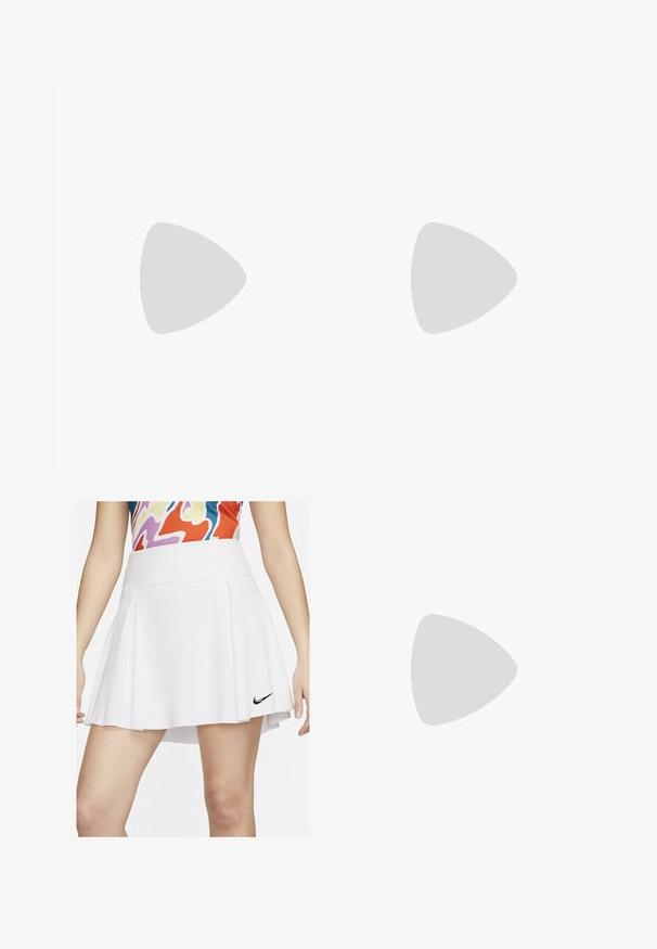 Polo shirt sans manches blanc en tissu lisse ; doté d'un col classique et d'une patte de boutonnage à cinq boutons, avec une silhouette ajustée.; Jupe plissée blanche avec une taille élastique et un petit logo Nike noir sur l'ourlet inférieur droit. Tissu lisse avec une forme évasée.; Chaussure de sport en mesh noir avec des accents blancs, conçue pour le confort. Dispose d'un bout rond, d'un laçage à l'avant et d'une semelle intermédiaire blanche épaisse.; Lunettes de soleil noires de forme ovale avec des verres foncés. Monture en plastique élégante avec des accents texturés sur les branches. Marque sur le côté.