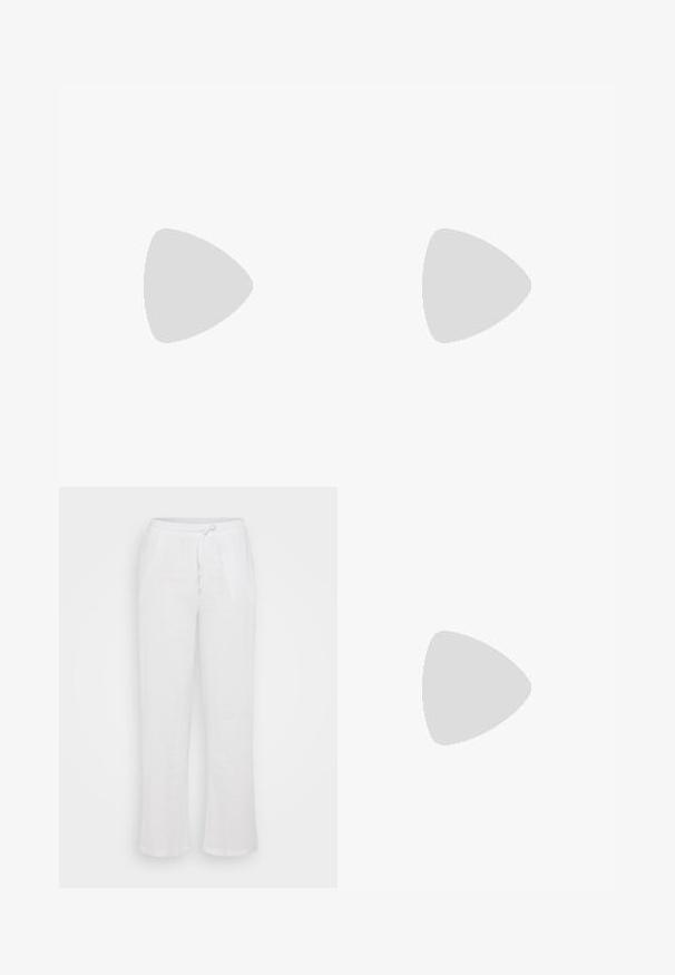 Langærmet turtleneck top i creme, lavet af blødt stof med en tætsiddende silhuet. Har en høj hals og en glat, jævn tekstur.; Hvide linnedbukser med en afslappet pasform, der har et elastisk taljebånd og snor. Lige ben design uden mønstre eller yderligere accenter.; Hvide højhælede sandaler med en kraftig hæl, der har et stropdesign og ankelbinding. Glat tekstur med en platform foran for ekstra højde.; Hvid skuldertaske med en tekstureret overflade, et centralt spænde og en buet form. Lynlåslukninger på begge sider.