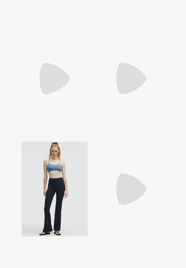 Námornícky modrý rebrovaný športový crop top s tenkými ramienkami v kombinácii so svetlošedými šortkami s elastickým pásom, ktorý má voľný strih a šnúrku na stiahnutie.; Svetlomodrá športová podprsenka s tenkými ramienkami, skombinovaná s čiernymi rozšírenými legínami. Materiál vyzerá elasticky a hladko, vhodný na aktívne nosenie.; New Balance MINIMUS TR - Tréningová obuv - sea salt; Čierne slnečné okuliare v tvare mačacích očí so šedými tónovanými sklami. Plastový rám má ostré hrany a hladký, lesklý povrch.