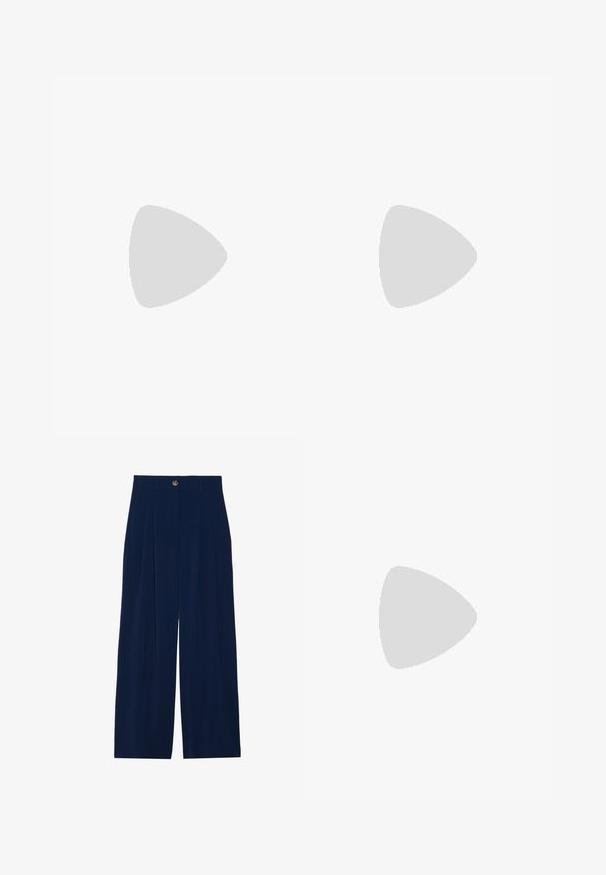 Levi's® ESSENTIAL TEE - Hosszú ujjú felső - potpourri; Sötétkék, széles lábú nadrág, puha anyagból készült, elöl redőkkel, gombos záródással és két oldalsó zsebbel.; Fehér bőr edzőcipő perforált orral, texturált talppal és fehér fűzővel, széles vörös nadrággal párosítva, kék és sárga háttérrel.; Piros bőr kézitáska szögletes, geometrikus kialakítással. Egy állítható pánttal és varrott részletekkel ellátott fedélzárral rendelkezik.