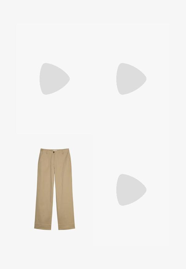 Korte mouwen T-shirt in beige met grijze zebraprinten, ronde hals en zachte, gestructureerde stof. Casual pasvorm met een relaxte silhouet.; Beige wijde broek gemaakt van een katoenmix, met voorzakken, een knoopsluiting en een gladde textuur zonder patronen.; Patentleren roze ballerina met een ronde punt, enkelbandje en een lage blokhak. Gladde textuur en minimalistisch ontwerp.; Kare kleurige tas met een gebogen vorm, leren accenten en een enkele schouderband. Heeft een gouden logo detail aan de voorkant.