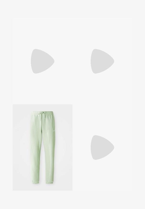 Camiseta de manga corta verde oliva hecha de algodón suave. Presenta un cuello redondo y el logotipo negro "HYROX" impreso sobre un pequeño emblema de Puma.; Pantalones de chándal verde claro, hechos de algodón suave, con cintura elástica y cordón, piernas ajustadas y puños gather.; Zapatilla de running negra que presenta una combinación de malla y materiales sintéticos, suela gruesa, diseño curvado y una marca prominente en el costado.; Gafas de sol negras angulares con lentes oscuros, que presentan un diseño geométrico audaz y un acabado mate. Llevadas por una persona con cabello corto.