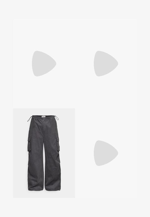 T-shirt nera a maniche lunghe con testo arancione audace sulle maniche e sul davanti. Il materiale è cotone. Il testo include le frasi "NON GUARDARE MAI INDIETRO" e "DAL 2009."; Pantaloni cargo grigi con un tessuto texturizzato, vita elastica, cordino e dettagli con tasche laterali. Vestibilità ampia con gambe larghe.; Sneakers neri bassi con lacci e cuciture bianche, abbinati a pantaloni cargo beige larghi, in piedi su un tappeto blu.; Occhiali da sole con una struttura elegante in metallo argentato, lenti grigio scuro e un design aerodinamico caratterizzato da bordi appuntiti e aste sottili.