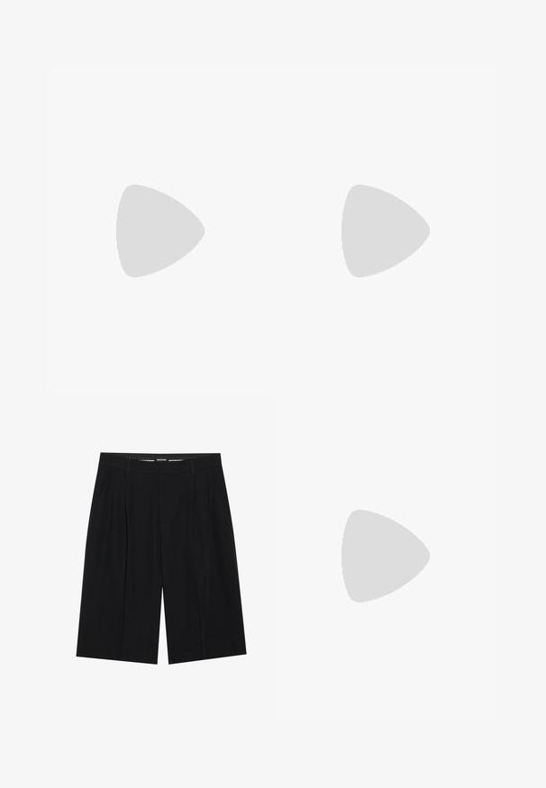 ONLY Tall ONLLIVINA STRIPE TEE - Triko s potiskem - cloud dancer/black; YOURTURN SUMMERISH SUIT TROUSERS UNISEX - Šortky - black; Černé kožené mokasíny se strukturovanou podrážkou, s mírně zvýšeným blokovým podpatkem a texturovaným svrškem, upevněné předním páskem.; Modrá tkaná šála s třásněmi na koncích, hladká textura, obdélníkový tvar a jednotná barva po celém povrchu. Vhodná do chladného počasí.