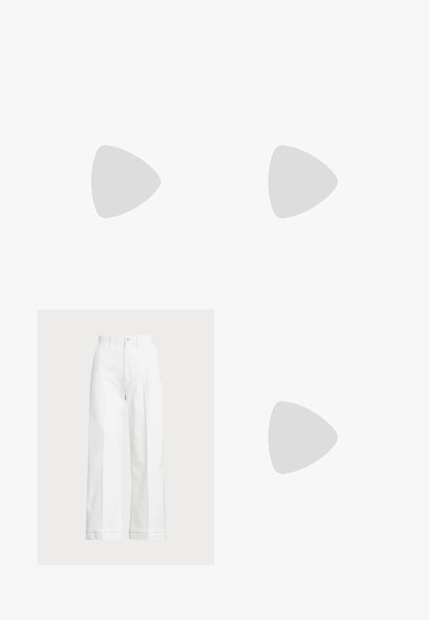 T-shirt bianco a maniche lunghe realizzato in morbido cotone, caratterizzato da un collo rotondo e un design aderente con una texture liscia e uniforme.; Pantaloni bianchi a gamba larga con vita alta, dotati di chiusura a bottone e dettagli di cucitura discreti. Realizzati in cotone con una texture morbida.; Sneaker bianco in pelle con punta perforata, suola testurizzata e lacci bianchi, abbinati a pantaloni rossi larghi e uno sfondo blu e giallo.; Borsa a mano in pelle verniciata gialla, con una forma strutturata, un manico superiore e una chiusura frontale a scatto con un accento in metallo circolare con logo.