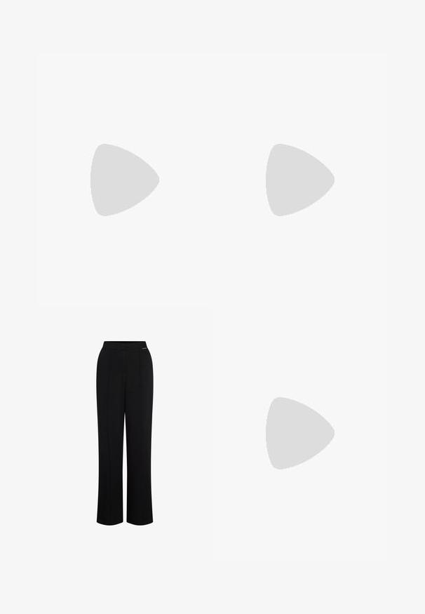Weißes Baumwoll-T-Shirt mit Rundhalsausschnitt, versehen mit einem schwarzen Drucklogo mit dem Text "KARL LAGERFELD JEANS" über der Brust.; Schwarze, weite Hosen mit glatter Textur. Sie verfügen über eine flache Vorderseite, zwei vertikale Falten und einen verdeckten Bund.; Schwarze Lederbootsschuhe mit runder Zehenpartie, Schnürung vorne, metallischen Ösen und flacher Sohle. Verfügt über eine kleine Lasche hinten.; Schwarz-weiße gestreifte Handtasche mit strukturierter Form, ausgestattet mit einem oberen Griff, einem abnehmbaren Kettenriemen und einem metallischen Logo-Detail.