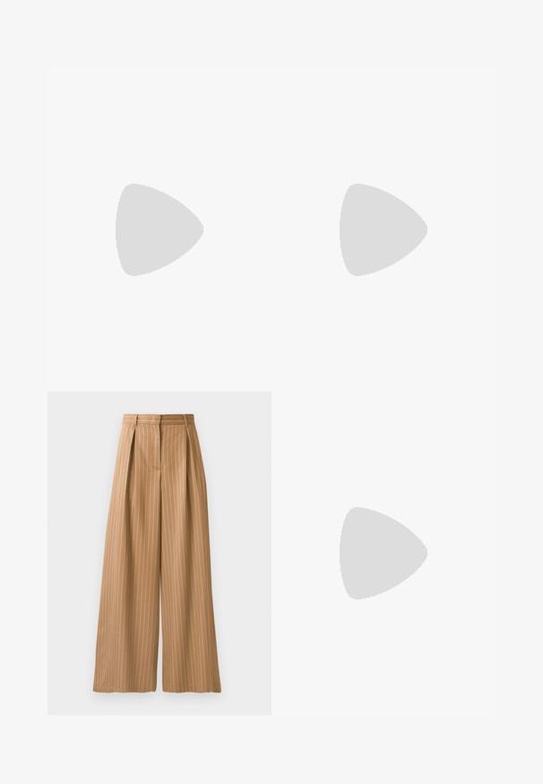 Hvid bomuld t-shirt med et lille sort logo med vinger og "MCM" i midten på fronten. Korte ærmer og rund hals.; Bredde benbukser i et beige stof med lodrette hvide striber. Har plisseringer i taljen og en glat tekstur.; Sorte læder balletlejersko med spids tå, lav hæl og glat overflade. Minimalistisk design med en diskret sideaccent.; Kvinde med hår i en knold iført hvid skjorte og stribet brun nederdel, bærer en stor beige læder MCM tote taske over sin skulder.