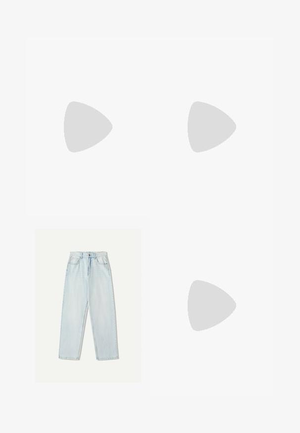 Marineblå og hvidstribet bomulds t-shirt med rund hals og korte ærmer. Har et lille grønt krokodille-logo på brystet.; Lys blå denim jeans med en afslappet pasform, lige ben design, fem-lomme stil og subtil falmning på stoffet.; Lys beige loafers med spids tå, glat materiale, en rem over vampen og en lav brun sål. Simpelt design med minimale detaljer.; Beige crossbody taske med en glat mat tekstur, rektangulær form, justerbar sort rem og en frontlomme med lynlås. Mærket med "PIER ONE."