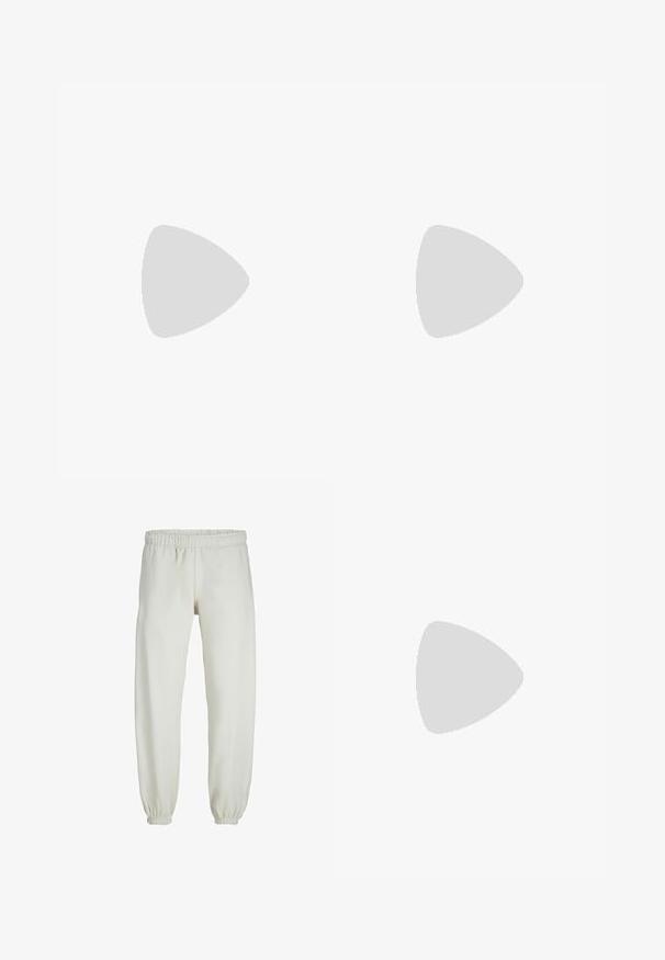 Kortärmad polotröja i mjuk beige frotté med V-hals och en liten broderad logotyp på bröstet. Slät textur och avslappnad passform.; Vita sweatpants gjorda av mjukt tyg, med elastisk midja och muddar, samt en slät textur och lös passform.; Krämfärgad sneaker med perforerade detaljer, snören och logotyp på sidan, visad mot en enkel vit bakgrund.; Svarta solglasögon med rektangulär form, mörka linser, silverdetaljer vid skalmarna och en matt yta på ramen.