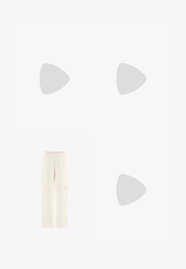 Černé tričko s krátkým rukávem, které má grafický potisk s někdejšími stříbrnými akcenty a texturovaným povrchem. Kolečkový výstřih a šité detaily jsou přítomny.; Světle béžové cargo kalhoty s elastickým pasem, dvěma bočními kapsami a uvolněným střihem. Hladká tkanina s matnou texturou a jednoduchým designem.; Beige boty s špičatou špičkou a otevřenou patou, černými detaily, zlatou přezkou a silným blokovým podpatkem, na šedé podlaze s tmavě zeleným pozadím.; Tkaná slaměná taška s zakřiveným siluetou, která má hladký černý kožený popruh a odpovídající malou taštičku připevněnou zápěstním páskem.