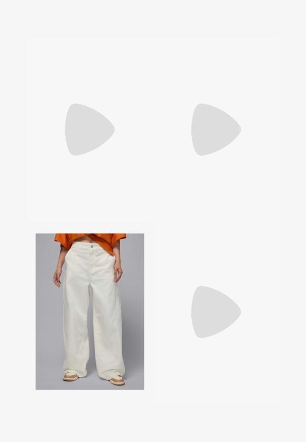 Fehér, rövid ujjú felső, textúrázott, bordázott mintával és kerek nyakkivágással. Puha anyagból készült. Rövidített hossz.; Széles lábú, fehér farmernadrág oldalsó zsebekkel és egyenes fazonnal, gombos záródással és kontrasztos varrási részletekkel.; Olívazöld velúr mules alacsony, vastag fekete sarokkal. Oldalszíja ezüstcsattal rendelkezik, amely lehetővé teszi a beállítást. Az anyag felülete sima.; Fém napszemüveg, hosszú zöld lencsékkel, vékony ezüst kerettel és fekete fülpárnákkal. Kis orrpárnákkal rendelkezik a kényelem érdekében.