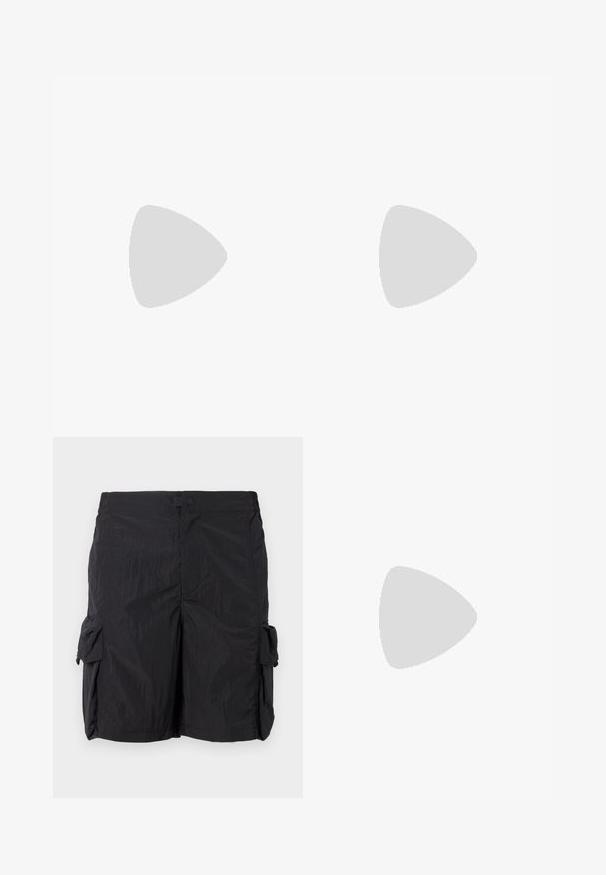 Rövid ujjú kerékpáros mez fehér és világos bézs színben, elülső cipzárral, sima textúrával és diszkrét logóval a mellkason.; Fekete cargo shorts, könnyű, textúrált anyagból készült. Két oldalsó zseb, elülső záródás és egyenes szabás jellemzi.; Világosszürke sportcipők, hálós felsőrésszel, texturált talppal és rugalmas fűzőkkel. Laid-back, kifakult bézs farmernadrággal viselve, zöld felületen.; Fekete sport napszemüveg szürke lencsékkel, ívelt keret kialakítással és logóval az oldalon. Könnyű műanyagból készült.