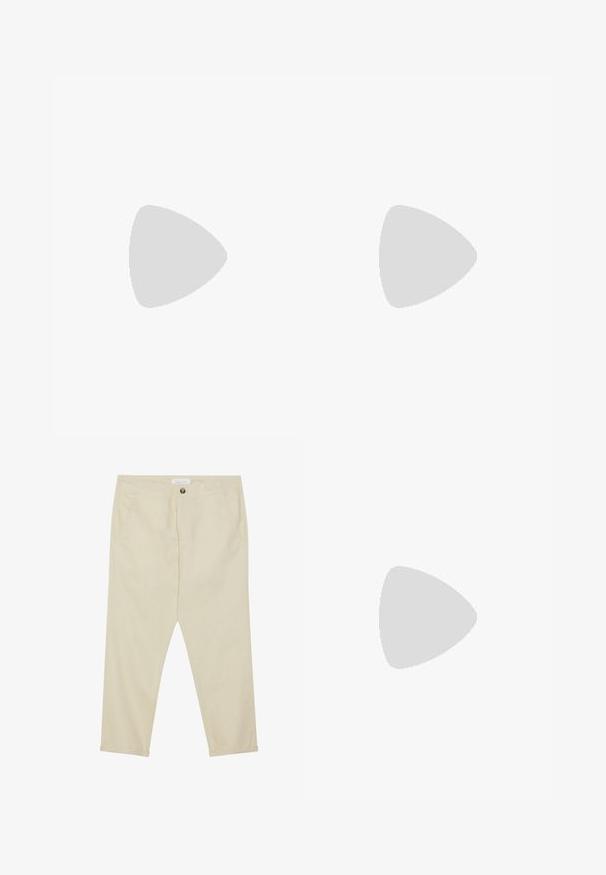 Rode polo-shirt gemaakt van ademende stof, met een tweeknoopsluiting, korte mouwen met witte strepen en een logodetail op de mouw.; Beige katoenen broeken met een rechte snit, voorzakken en een knoopsluiting. Enkel lengte met een gladde textuur.; Witte leren sneaker met een reliëfpatroon, textuur van de witte tussenzool en een zwarte hielaccent. Heeft een ronde neus en platte veters.; Zwarte rechthoekige zonnebril met groene lenzen, voorzien van een matte afwerking, rechte pootjes en het Ray-Ban-logo aan de zijkant.
