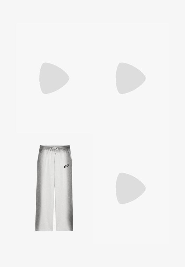 Μαύρη ριμπ μπλούζα με μακριά μανίκια, στρογγυλή λαιμόκοψη και κοντή σχεδίαση, με ακατέργαστες άκρες και κεντρική ραφή μπροστά. Κατασκευασμένη από ελαστικό υλικό.; Ανοιχτό γκρι φόρμες με σταδιακή σκουρόχρωμη εφέ ombre. Ελαστική ζώνη μέσης με κορδόνι. Μικρό μαύρο λογότυπο στον αριστερό μηρό.; Λευκό δερμάτινο αθλητικό Παπούτσι με τρύπες στην μύτη, υφασμάτινη σόλα και λευκές κορδόνι, συνδυασμένο με φαρδιά κόκκινα παντελόνια και μπλε-κίτρινο φόντο.; Μαύρη δερμάτινη τσάντα ώμου με στρογγυλή μορφή, γυαλιστερή φινίρισμα και ασημί μεταλλικά μέρη. Άτομο που φοράει μαύρα παντελόνια με φαρδιά κόψιμο και loafers με διακοσμητικά τρουκς.