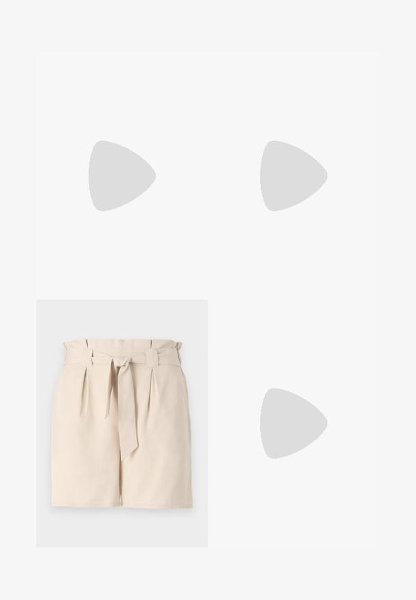 Černé bavlněné tričko s véčkovým výstřihem, krátkými rukávy a volným střihem. Obsahuje malé logo značky u spodního lemu.; Beige přizpůsobené kraťasy z lehkého materiálu, s páskem v pase, s detaily záhybů a rovného střihu.; Námořnické modré sandály na vyšším podpatku s kříženými pásky, texturovanou platformou z přírodních vláken a zlatým metalickým akcentem na spodní části.; Hnědá semišová kabelka se skládáním, s jedním světlým koženým popruhem a decentním zlatým logem na přední straně.