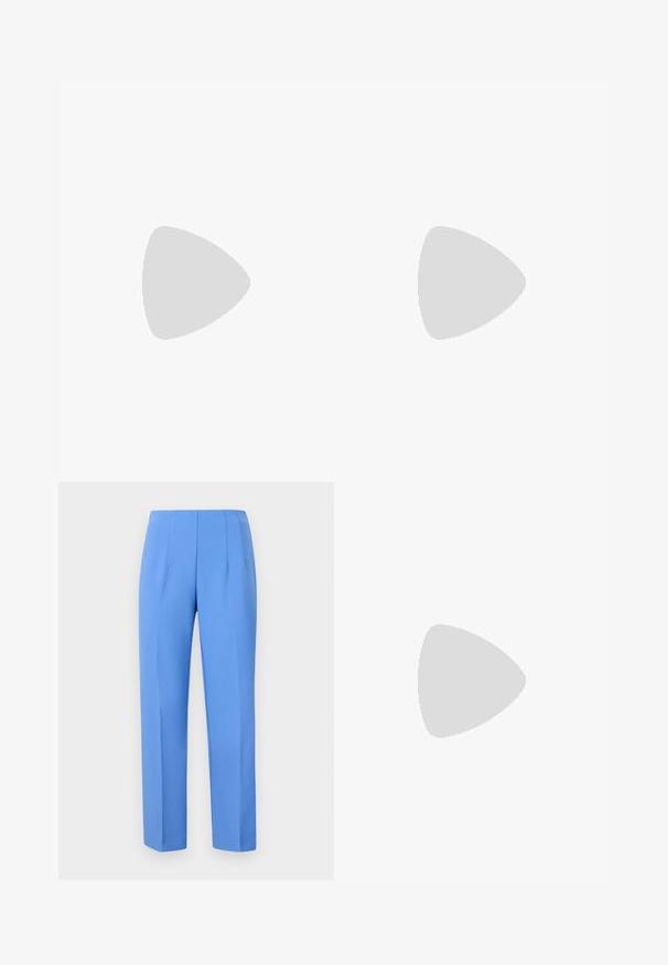 Mouwloze witte brei-top met een gestructureerde, open weving. Heeft een ronde halslijn en een rechte zoom, met een losse pasvorm overal.; Blauwe op maat gemaakte broek van gladde stof met zijplooien, met een rechte snit en een nette tailleband. Geen zichtbare hardware of patronen.; Bruine leren loafers met een glanzende afwerking, met een decoratieve gouden gesp aan de voorkant en een lage blokhak. Klassiek ontwerp.; Bruine suède schoudertas met een zachte textuur, open top en een enkele schouderband. Heeft een gladde afwerking en minimale detaillering.