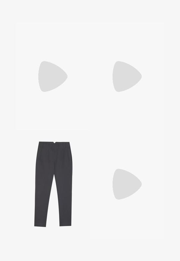 Top preto sem mangas com design em V, alças franzidas e costas cruzadas. Feito de um tecido suave e elástico.; Calças cinza-escuras ajustadas com bolsos laterais e pregas frontais, desenhadas para um ajuste sob medida.; Sandal de pele preta com bico pontiagudo e um salto bloco baixo. Apresenta uma tira no tornozelo com uma fivela em tom dourado. Textura suave.; Saco tote bege com alças planas, textura suave e acessórios em dourado, combinado com uma mala clutch acolchoada correspondente, apresentando uma alça de corrente.
