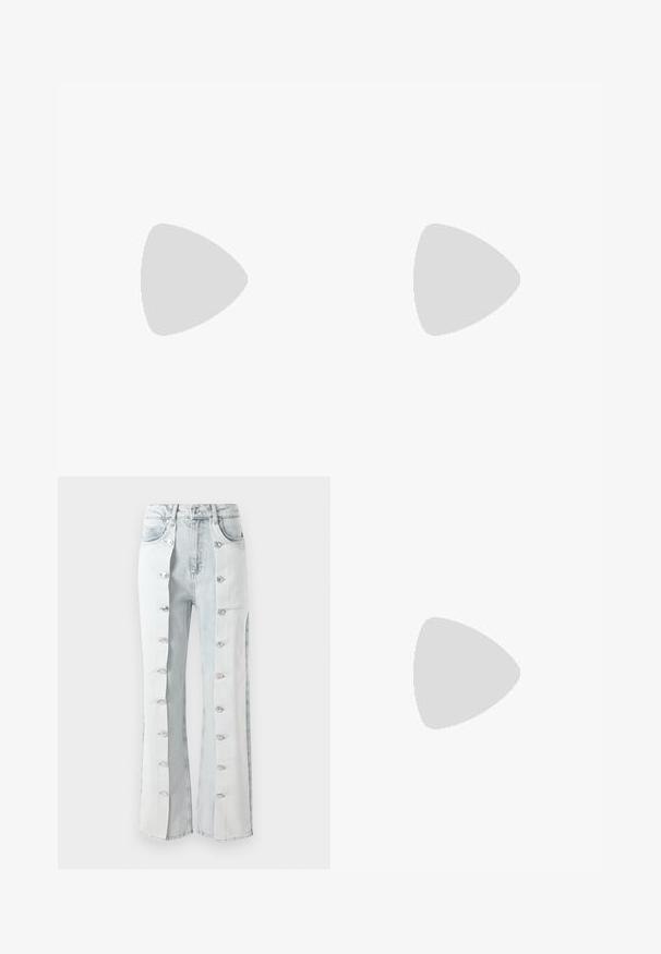 Tissu en coton avec un fond blanc présentant des motifs floraux rouges et des designs de feuilles bleues, mettant en valeur une finition imprimée texturée.; Jeans en denim bleu clair avec des accents de boutons argentés, présentant un design à jambes larges et des panneaux latéraux. Le tissu a une finition texturée.; Chaussure de bateau en cuir marron avec des coutures de style mocassin, des œillets en métal et une semelle en caoutchouc noir texturé.; Lunettes de soleil ovales noires avec des verres sombres, monture en plastique épais, design légèrement incurvé et détail du logo doré sur la branche.