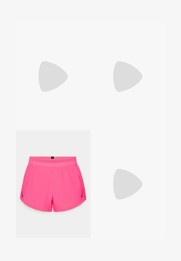 Turkizna Nike majica bez rukavov s teksturiranim geometrijskim uzorkom, s rundastim izrezom i bijelim swoosh logotipom na prednjem dijelu. Lagani materijal.; Roza športna kratka hlače z zračnim pasom, ki imata stranske žepke in majhen črn Nike logotip na levi strani. Gladka tkanina.; Tekšča za tek z lahkotnim kremnim zgornjim delom, modrim logotipom in oranžnimi poudarki na podplatu. Mrežasta tekstura za zračnost.; Sončne naočale s belim okviru in velikimi, gradientnimi lečami, ki prehajajo iz roza v svetlo oranžno, ter z modrim nosnim delom in logotipom.
