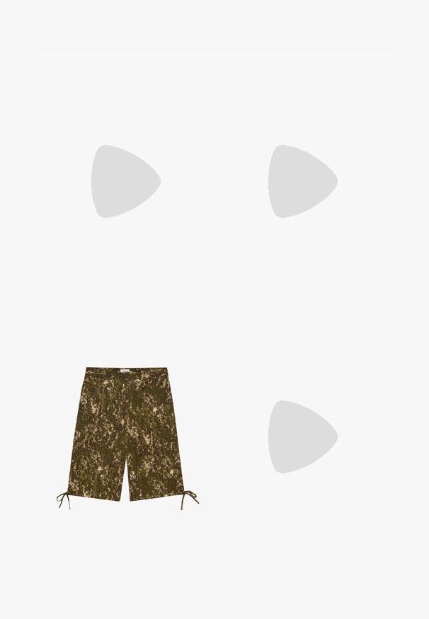 Hvit bomulls T-skjorte med korte ermer, med et rektangulært grafisk lommedesign og teksten "de nye originalene" i svart.; Kamo-mønstrede shorts i grønne og brune nuancer, lavet af et let materiale, med sidelommer og justerbare snore i kanten.; Beige sneakers med oransje detaljer, kanvas overdel, teksturert detaljering ved hælen, og en synlig luftenhet i sålen.; Svart nylon budveske med frontlapp, justerbar stropp og plastspenne. Inkluderer teksturert merkevare på stropp og kropp.