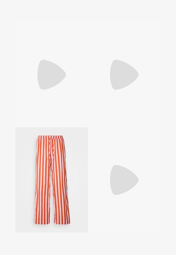T-shirt à manches courtes, couleur pêche clair, avec un détail de design torsadé à l'avant, fabriqué en tissu doux et léger avec un col rond.; Pantalons amples rayés orange et blanc, dotés d'une taille élastique avec cordon de serrage. Fabriqués dans un tissu léger avec une texture lisse.; Baskets en suède rouge avec des accents blancs, dotées d'un matériau texturé, d'une pointe arrondie et d'un logo doré sur le côté, portées avec un pantalon noir.; Veste bomber matelassée à fleurs en vert, rose et beige ; accompagnée d'un sac à main rose brillant avec une bandoulière en chaîne et un matériel logo.