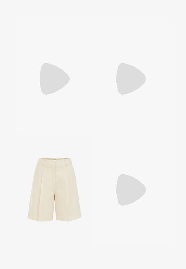 Maglietta a maniche lunghe con righe orizzontali blu navy e bianche, collo a giro, realizzata in tessuto morbido con una vestibilità rilassata.; Shorts beige plissettati con un design sartoriale, caratterizzati da una texture liscia e tasche laterali, tagliati sopra il ginocchio per una vestibilità comoda.; Felpa verde menta, shorts in denim e scarpe slip-on verde oliva. Seduto su un comò chiaro contro un muro grigio texturizzato.; Borsa a tracolla in paglia intrecciata con dettagli in pelle marrone, due manici e una tracolla removibile. Forma curva con una base solida.