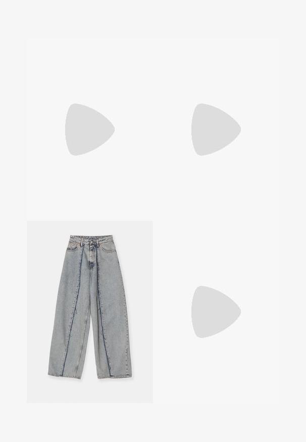 A.W.A.K.E. MODE WITH FRONT BUTTON CLOSURE - Basic póló - pastel peach; Világoskék, bő szárú farmernadrág frayed élekkel, magas derekú, kontrasztos varrással. Denim anyagból készült, laza fazonnal és minimális kopással.; Fekete bőr, szőtt slip-on cipő alacsony blokk sarkú és fodros szegéllyel, fehér háttér előtt bemutatva.; Fekete, puha bőr táska egyedi csavaros dizájnnal. Rövid fogantyúval és levehető vállpánttal rendelkezik. Minimalista stílusú.