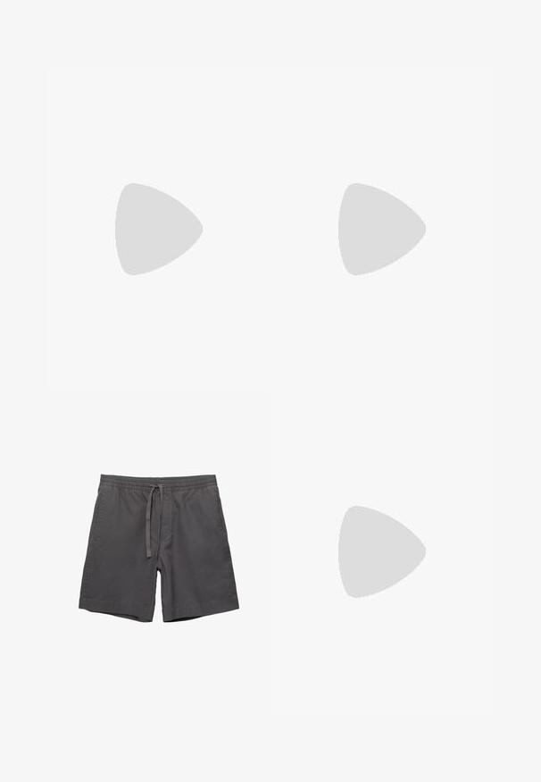 Jasnobeżowa bawełniana koszulka z krótkim rękawem z zielonym napisem "KidSuper", "Super Fluff n' Fold" oraz szczegółami prania.; Szare bawełniane szorty z elastycznym pasem, regulowanym sznurkiem, bocznymi kieszeniami i luźnym krojem. Gładka tekstura i długość do kolan.; Białe buty sportowe z teksturowanymi nakładkami, masywną podeszwą i szarymi akcentami. Nosi się je z białymi skarpetami do kostek i zielonymi szortami na niebieskiej powierzchni.; Okulary przeciwsłoneczne z przezroczystą szaro-srebrną oprawą, przyciemnionymi soczewkami oraz kanciastym kształtem. Posiadają charakterystyczny nosek oraz fakturowane ciemnoszare zauszniki.