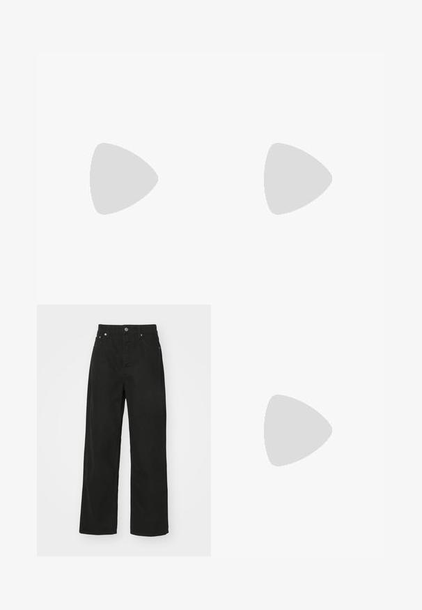Maillot de football à manches courtes en noir avec des rayures en zigzag rouges, des accents jaunes, un logo Puma, et un emblème circulaire de l'équipe comportant trois étoiles.; Pantalons en denim noir avec une coupe droite, dotés de cinq poches, d'une fermeture à bouton et d'une taille classique. Texture lisse.; Mocassin en cuir noir avec un accent à frange, doté d'une semelle épaisse noire et d'une couture jaune le long du bord. Fini texturé.; Collier en métal argenté à trois couches présentant des chaînes flexibles et élégantes avec un léger éclat, sécurisé par un fermoir en forme de homard et une chaîne ajustable.
