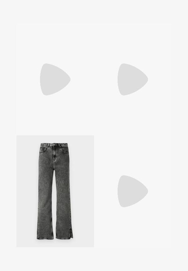 Top sans manches noir en tissu léger. Présente un col rond et un petit logo brodé sur la poitrine gauche.; Jeans flares noirs avec un délavage, taille haute et fentes sur le bas. Fabriqués en denim avec une texture lisse et un design classique à cinq poches.; Chaussure à talon haut en cuir noir avec un bout pointu, texture lisse et un talon effilé. Design minimaliste, sans embellissements supplémentaires.; Sac à main blanc avec une texture lisse, une silhouette incurvée et une bandoulière réglable. Présente un motif de logo subtil et des accents en métal argenté.