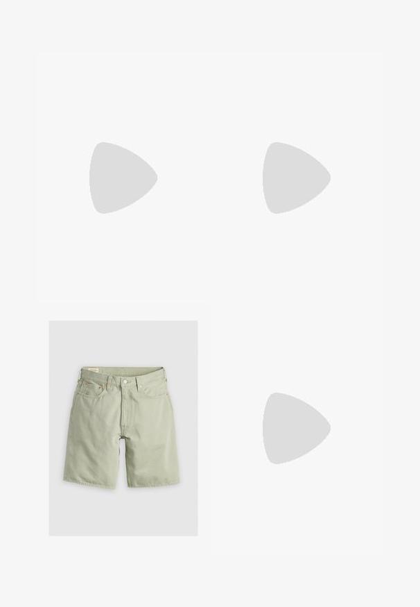 Lilla kortermet t-skjorte laget av bomull, med rund halslinning og trykt "Los Angeles Lakers"-logo på forsiden.; Lysegrønne denimshorts med rett snitt, fem lommer og kobberfargede detaljer. Har stikninger langs kanten og midjen.; Hvite skinnsneakers med perforeringer, rund tå, flat såle og tykke lisser, med en synlig swoosh-logo og "AIR" på hælen.; Sølv rustfritt stål armbåndsur med en marineblå urskive, metalliske timemarkører og et datovindu ved 3-tiden. Vanntett opptil 50 meter.