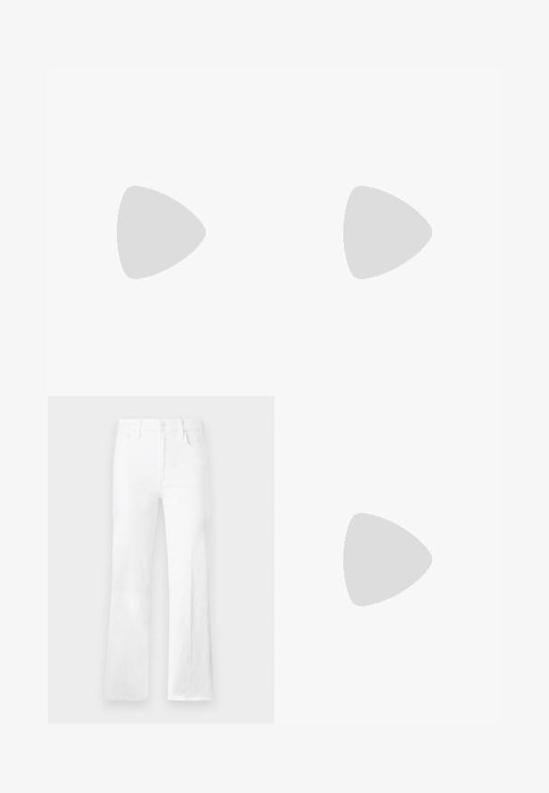 MAX&Co. BOXYCLAIM - T-shirts print - red; Hvide flared jeans lavet af denim med en ren finish, fem lommer, bæltestropper og med en knap- og lynlåslukning.; Sort læderballetsko med rund tå, glat tekstur, minimal syning og et fleksibelt såldesign.; Sort læder skuldertaske med frynse-detaljer, guldkæde skulderrem og udskåret håndtag. Har logo placeret på forsiden.