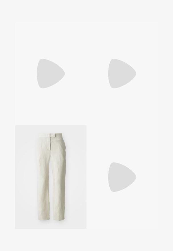 Kortermet, cropped t-skjorte med maroon og hvite horisontale striper, med "MICHAEL KORS" brodert i midten.; Hvite linbukser med skreddersydd passform, med flat front og rette ben. Glatt tekstur med lett rynkedetalj.; Blå lær thong sandal med flad sål, der har et slankt stropdesign og en spænde lukning ved anklen for en sikker pasform.; Burgunderfarget semsket skinnveske med to håndtak, glidelås-lukking, frontlomme og metallcharms. Rektangulær form med myk tekstur.