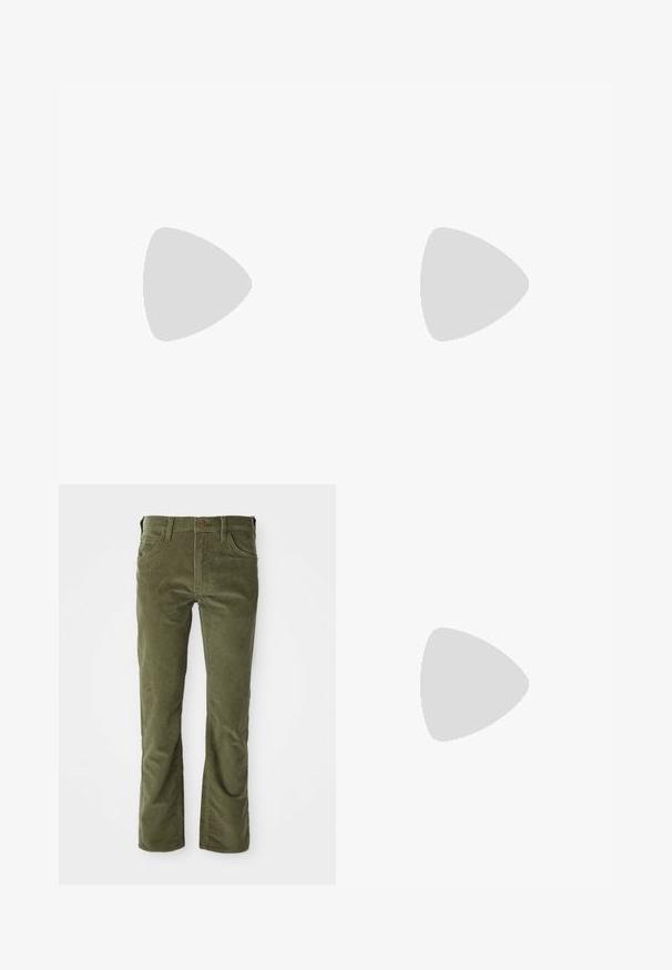 Levi's® RELAXED FIT - Majica kratkih rukava s printom - zigzag headline caviar; Maslinasto zelene traperice od kordura s prednjim džepovima, petljama za remen, kopčanjem na dugme i blagim širenjem na otvorima nogavica.; Crne kožne cipele sa vezanjem, okruglog vrha, sa teksturiranom gumom potplatom i žutim šavom oko baze. Ravni dizajn i glatka završna obrada.; Wayfarer sunčane naočale s tamnim okvirom od kornjačevine, zelenim lećama i srebrnim Ray-Ban logotipom na sljepoočnici.