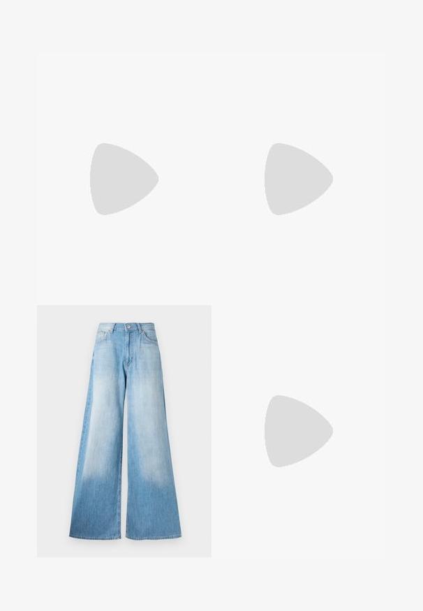 T-shirt de manga curta em azul claro com riscos horizontais brancos, apresentando um decote em V e mangas enroladas, feito de um tecido suave e liso.; Jeans de perna larga em azul claro com um efeito desbotado, apresentando um fecho de botão, passantes para cinto e um design clássico de cinco bolsos.; Sapatilha alta de tela branca com sola de borracha preta, bico de borracha na frente e seis ilhós para os atacadores, apresentando um design limpo e minimalista.; Bolsa de mão em couro vermelho com um design angular e geométrico. Apresenta uma única alça ajustável e um fecho com aba, com detalhes cosidos.