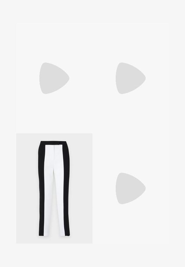 Jasno beżowy gorset bez rękawów z dekoltem w szpic, teksturowanym, prążkowanym wzorem oraz dopasowanym kształtem. Dzianinowy materiał o miękkim wykończeniu.; Czarno-białe spodnie zwężane z dopasowanym krojem oraz kontrastowymi panelami. Tkanina ma gładką fakturę; pas jest płaski i dopasowany.; Czarne skórzane sandały na obcasie typu slingback z wydłużonym noskiem, smukłym obcasem i ozdobnym zapięciem na cholewce. Gładka tekstura i elegancka forma.; Czarna i biała torebka w paski o strukturalnym kształcie, z górnym uchwytem, odpinanym łańcuszkiem oraz metalicznym akcentem z logo.