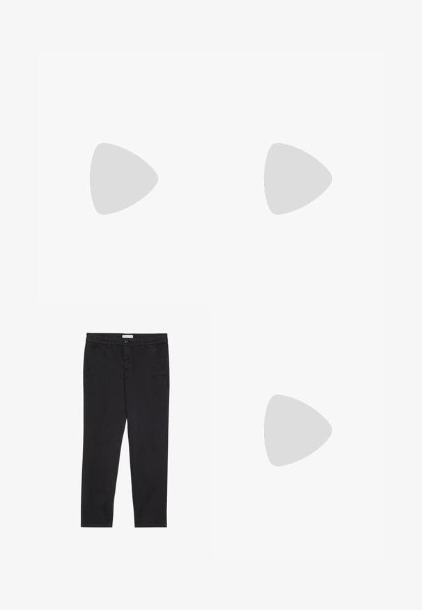Polo cinza com colarinho preto, fecho de três botões e bainhas brancas contrastantes nas mangas. Feito de um tecido texturizado.; Calças de algodão pretas com um corte justo, apresentando dois bolsos laterais e um fecho frontal com botão. Tecido texturizado com detalhes subtis.; Pier One UNISEX - Sapatilhas - black; Óculos de sol pretos com forma retangular, lentes escuras, detalhes em prata nas hastes e um acabamento mate na armação.
